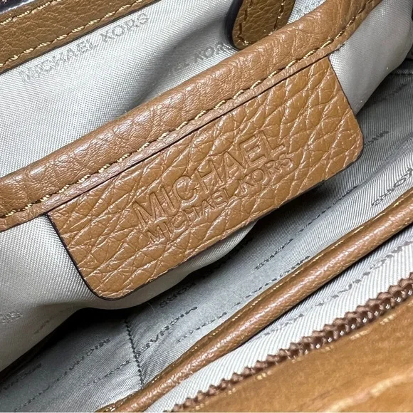 MICHAEL KORS Tan Tote snap closure 4 outside pockets. Adjustable Straps - Picture 2 of 14